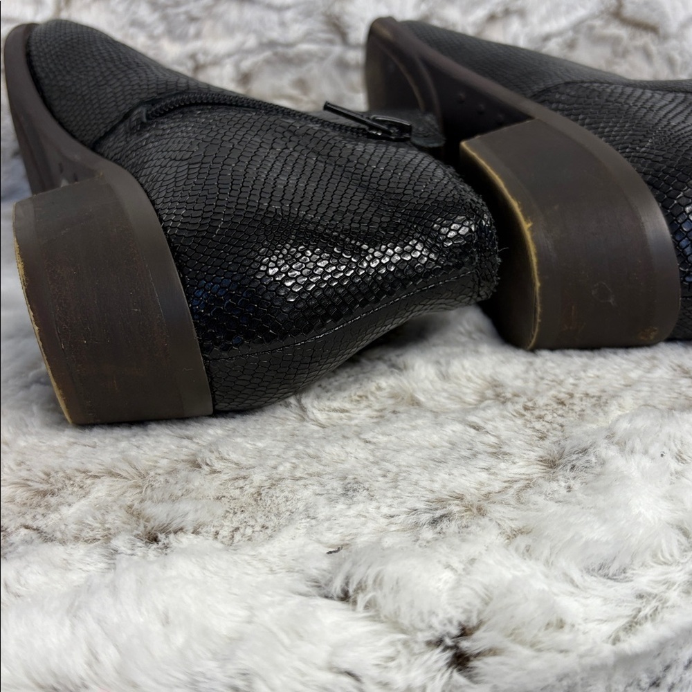 Lucky Brand Bittany Shiny Black Ankle Booties. Possibly Snake or Lizard Print. 7 - Picture 6 of 9